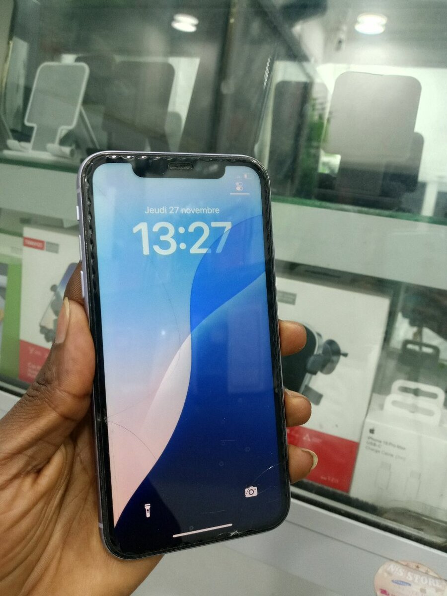 Smartphone avec écran fissuré