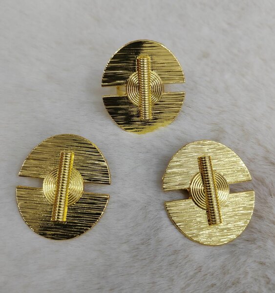 Épingles à vêtements dorées