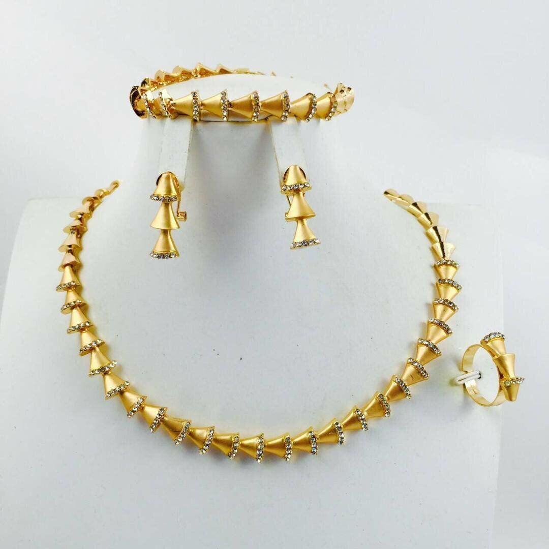 Ensemble de Collier boucles d'oreilles bague et bracelet