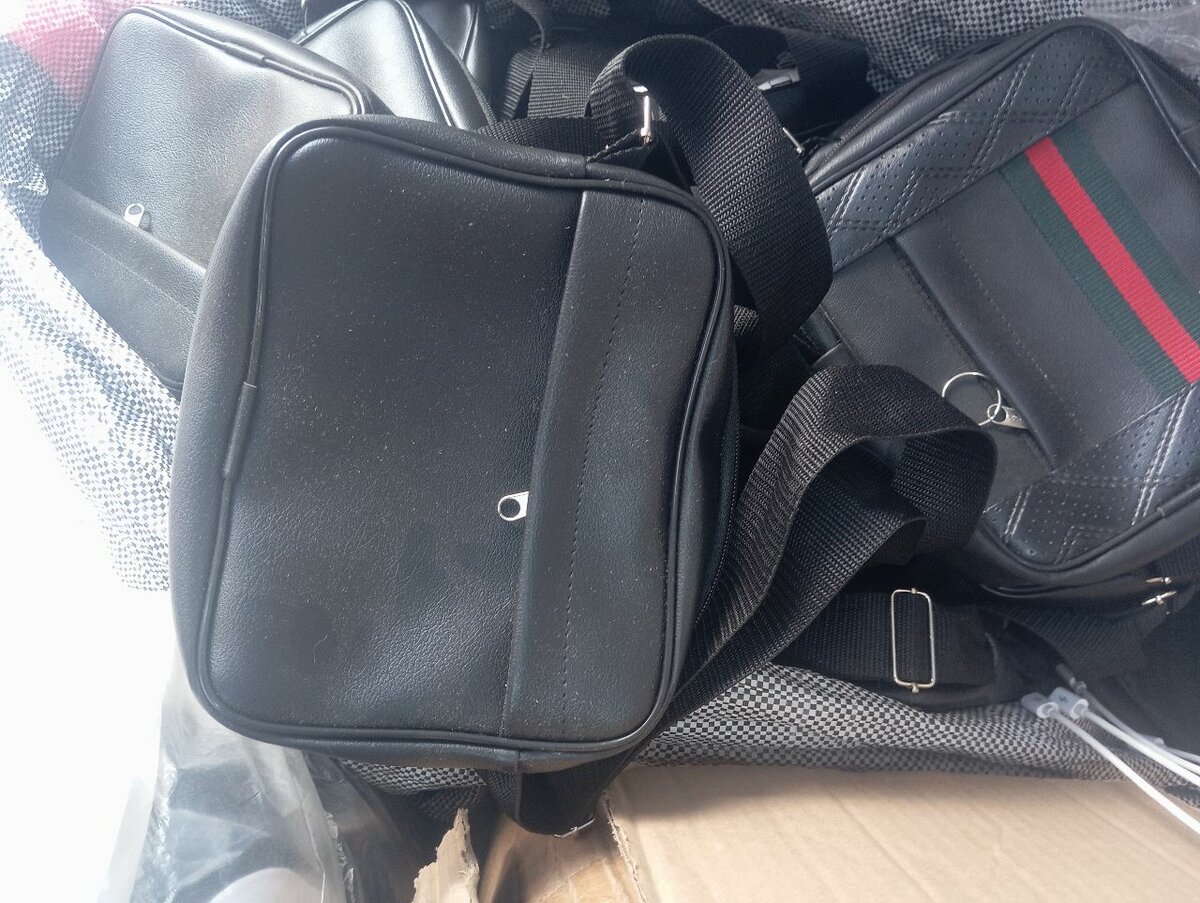 Sac bandoulière en cuir noir