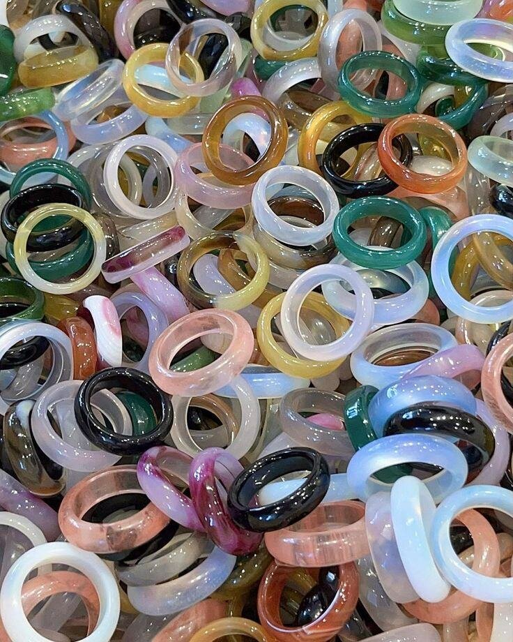 Bagues en résine colorées