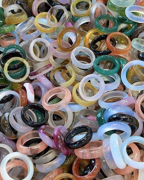 Bagues en résine colorées