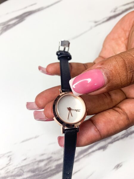 MONTRE EN CUIR NOIR POUR FEMME