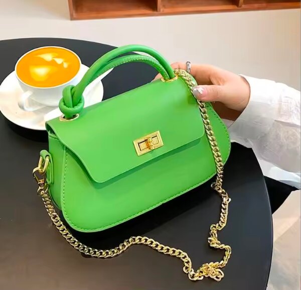 Sac à main élégant couleur vive