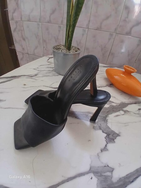 Sandales à talons transparents