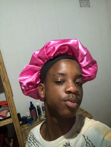 Bonnet en satin rose