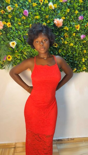 Robe rouge élégante en dentelle