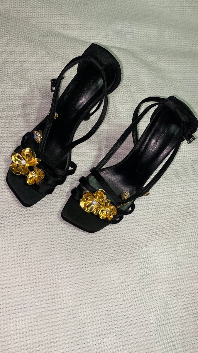 Sandales à talons ornées fleur