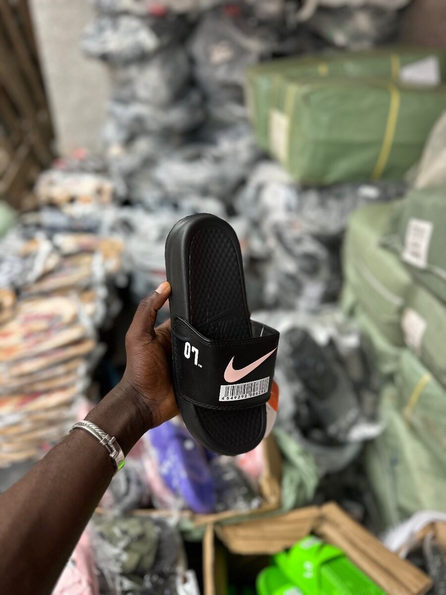 Claquettes colorées confortables