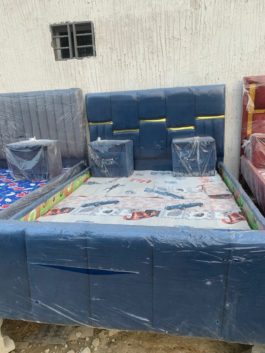 Lit Capitonné avec Sommier