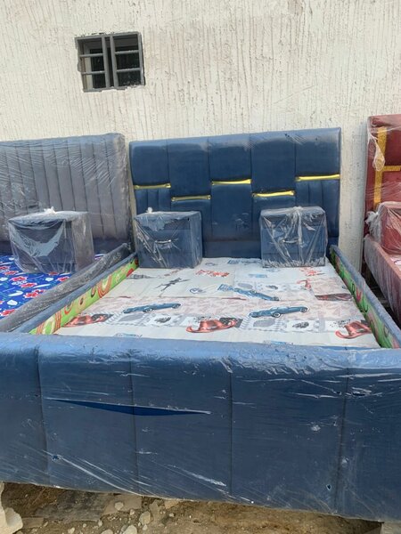 Lit Capitonné avec Sommier