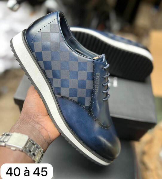 Chaussures habillées en cuir bleu