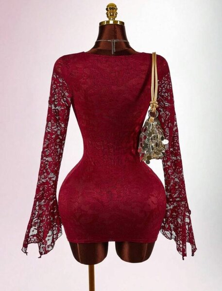 Robe en dentelle bordeaux