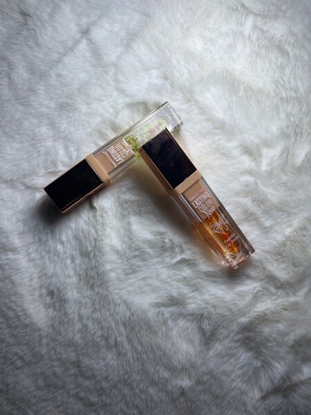 Color changing and clear lip gloss available 20-25 cedis