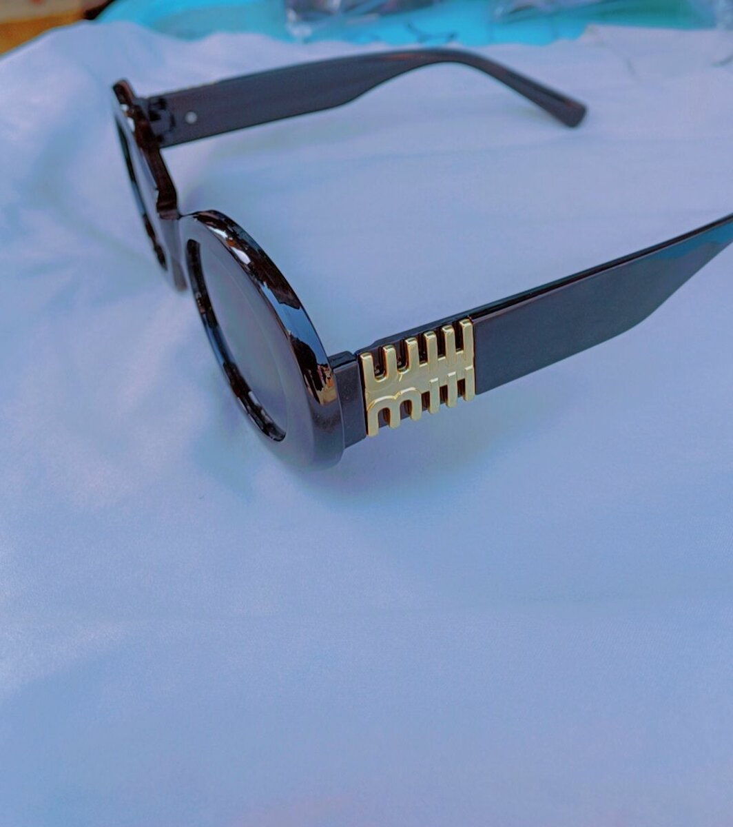 Lunettes de soleil originaux avec grattoir dentaire