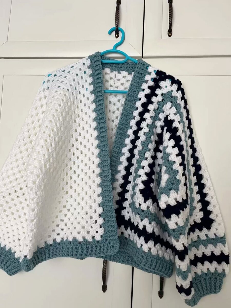Cardigan en Crochet Élégant