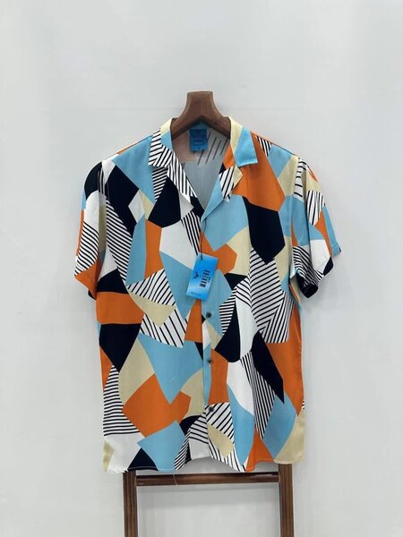 Chemise à motifs colorés