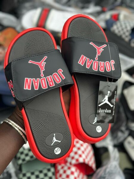 Sandales Jordan noires et rouges