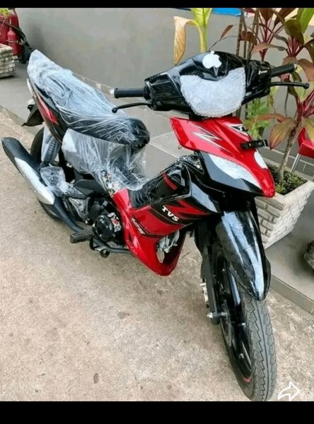 Scooter TVS rouge et noir