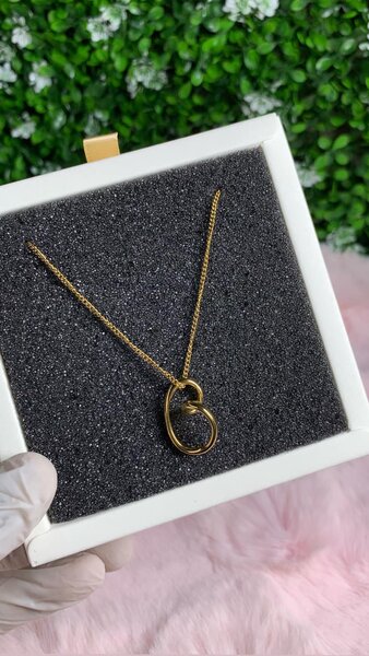 Magnifique pendentif pour femme en plaqué or sur une chaîne