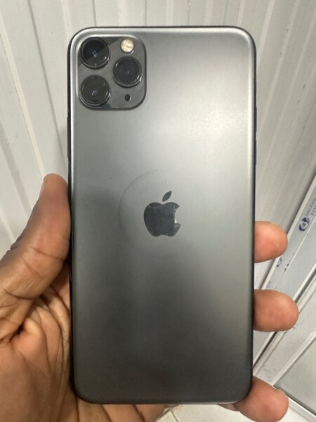 iPhone 11pro  max deuxième main sent idé disponible