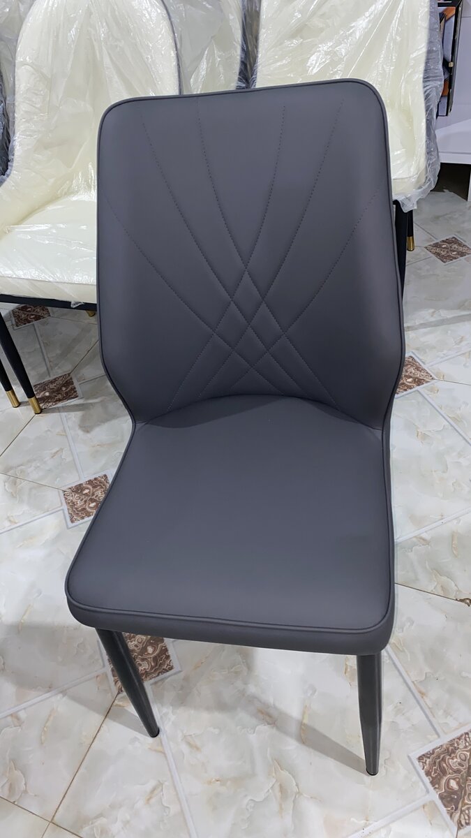 Chaise grise moderne