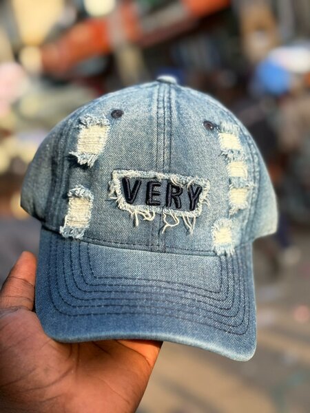 Casquette en jean déchirée