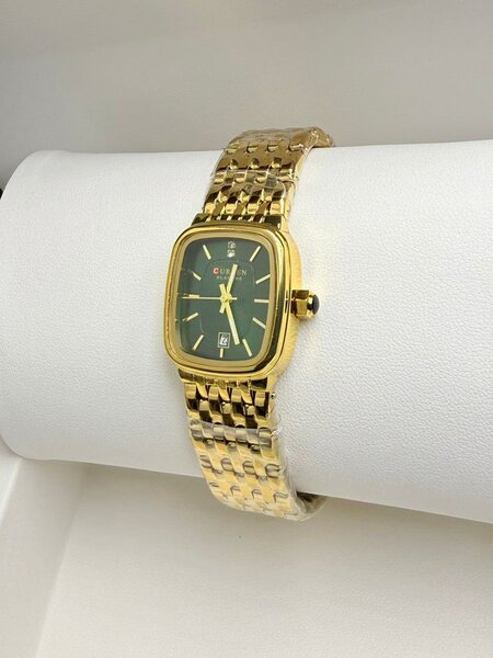 Montre-bracelet dorée élégante