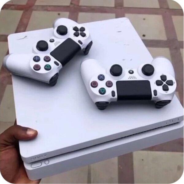 Playstation 4 pro, it with two controllers 10 license games