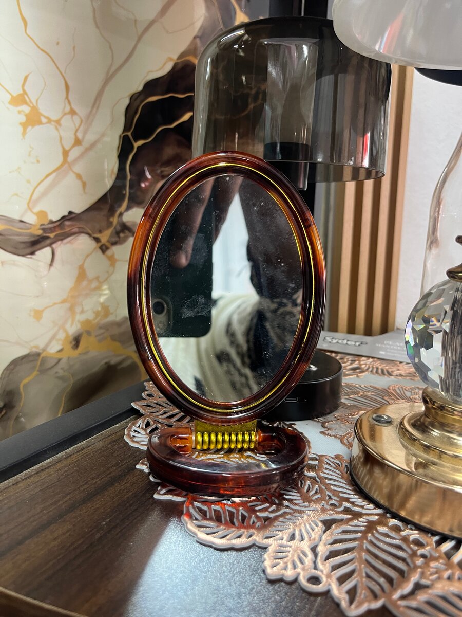 Miroir ovale sur pied