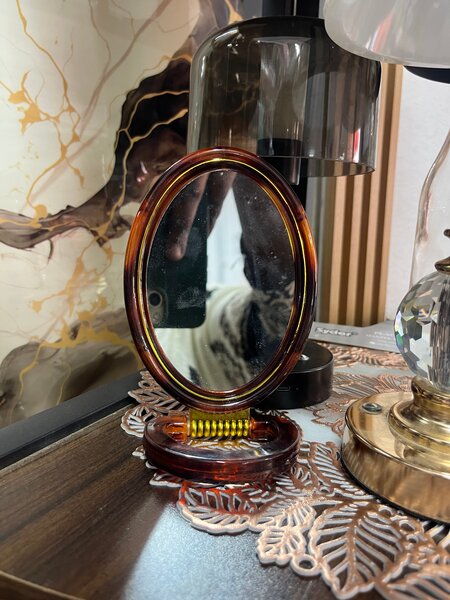 Miroir ovale sur pied