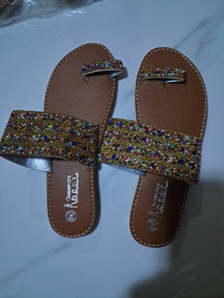 Sandales perlées colorées