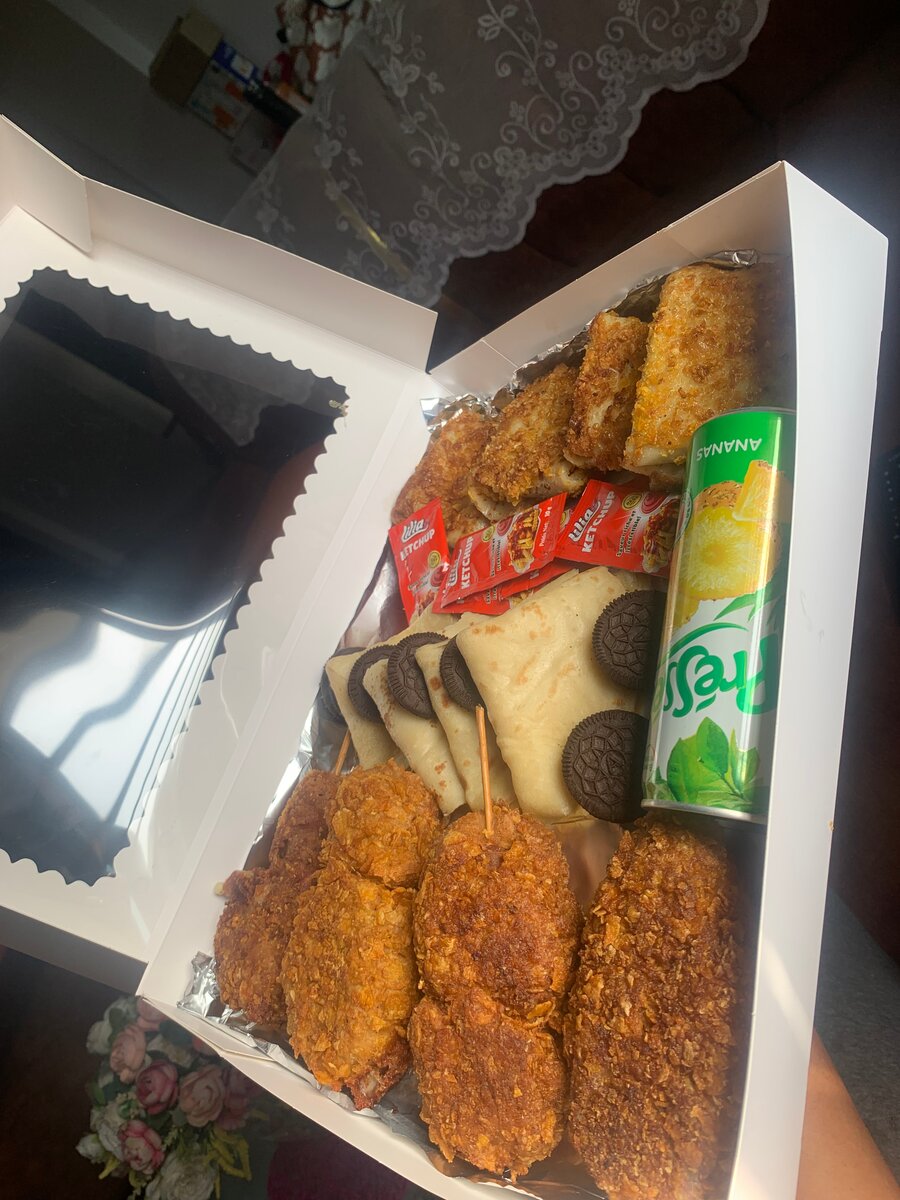 Boîte de snacks frits et pâtisseries