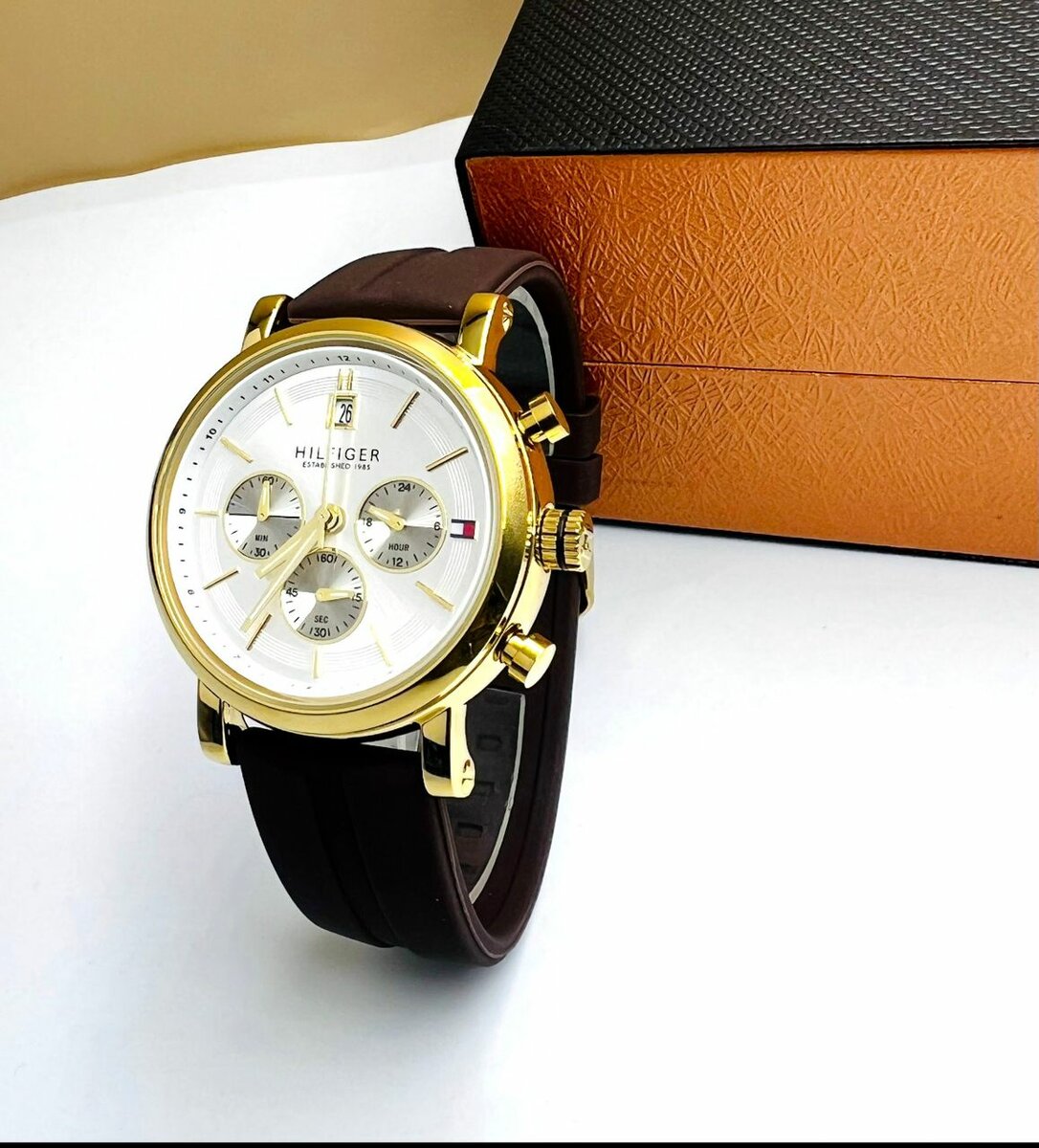 Montre élégante en or