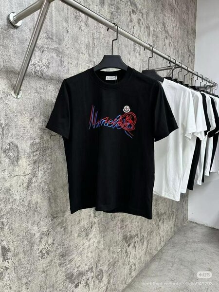 T-shirt noire avec motif graphique