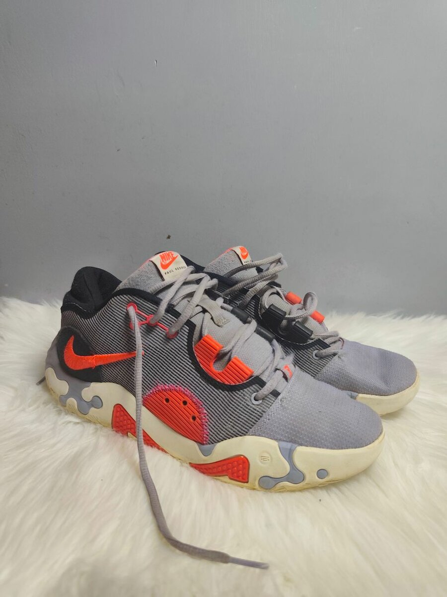 Baskets Nike Sport Gris et Rouge