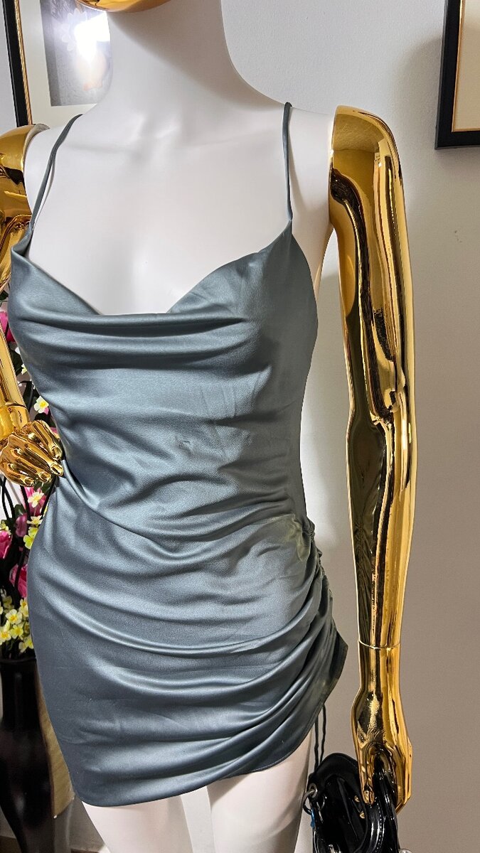 Robe moulante satinée élégante