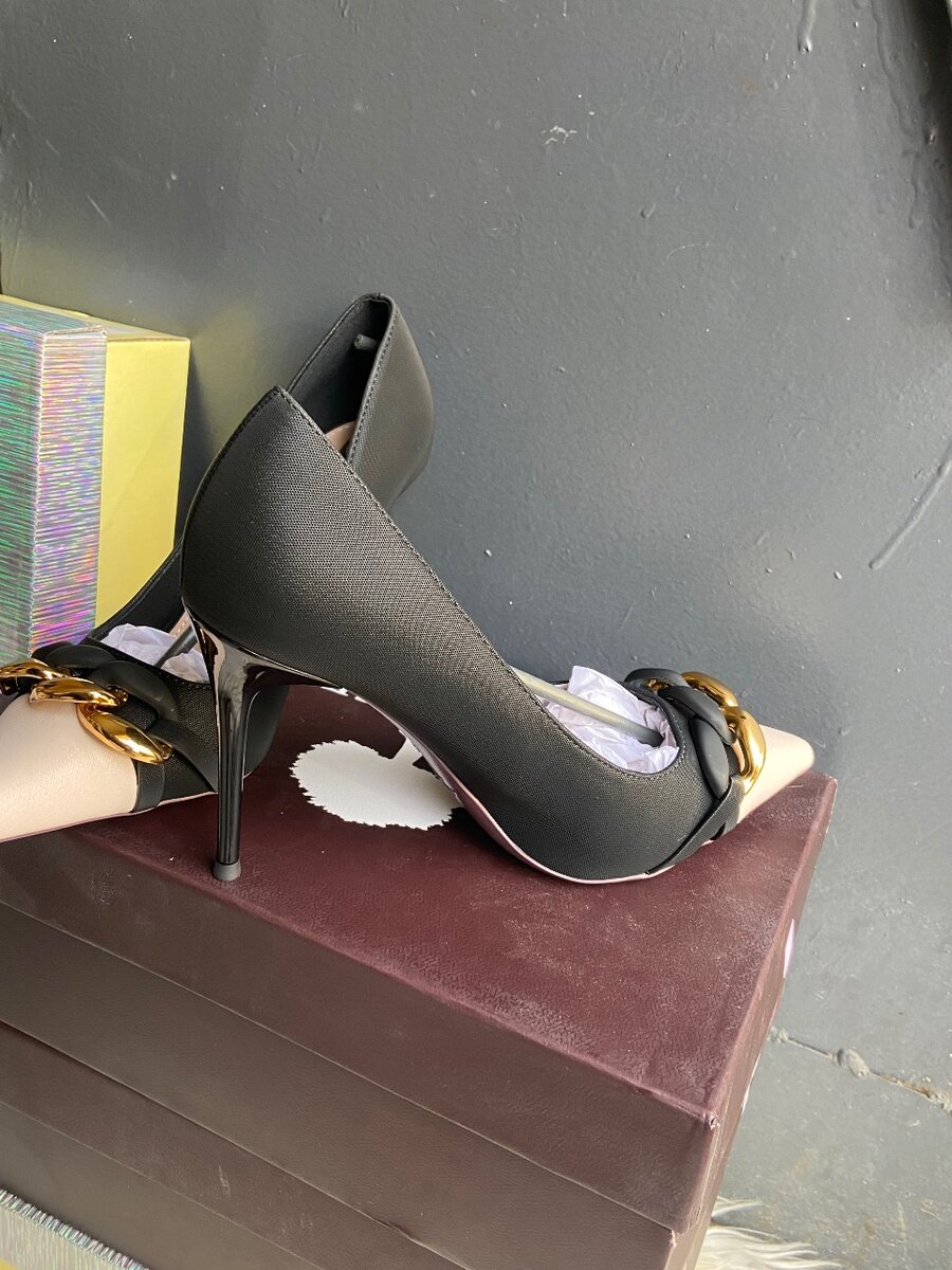 Escarpins noirs à talons aiguilles