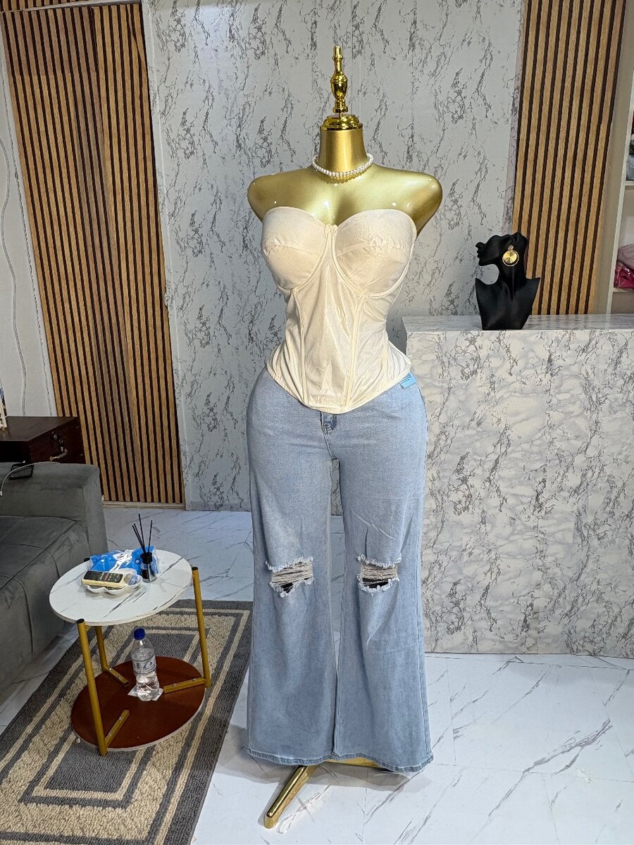 Corset blanc et Jean gros ba