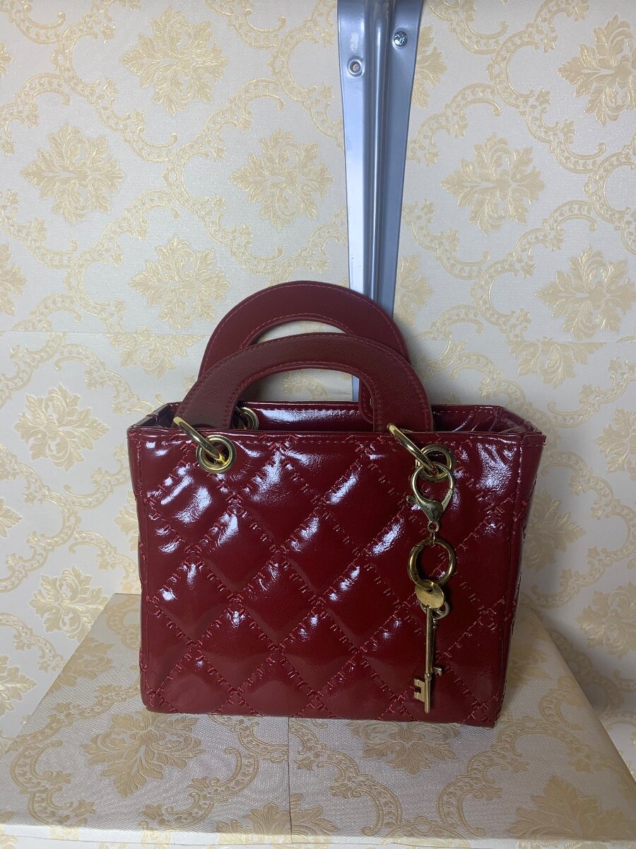 Sac à main en cuir verni