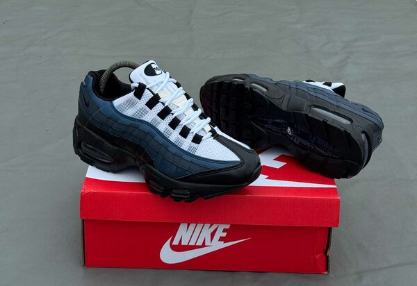 Nike Air Max 95 Noires et Blanches