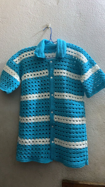 Gilet crocheté bleu et blanc