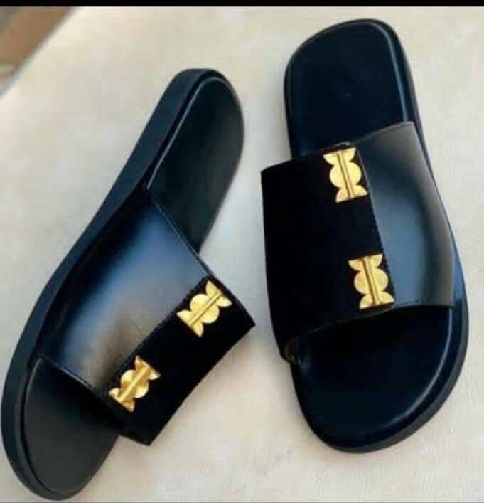 Montre élégante noire