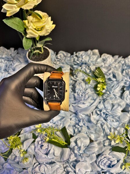 Montre élégante en cuir marron