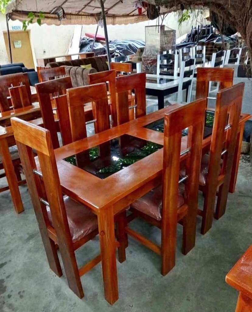Table à manger en bois avec chaises