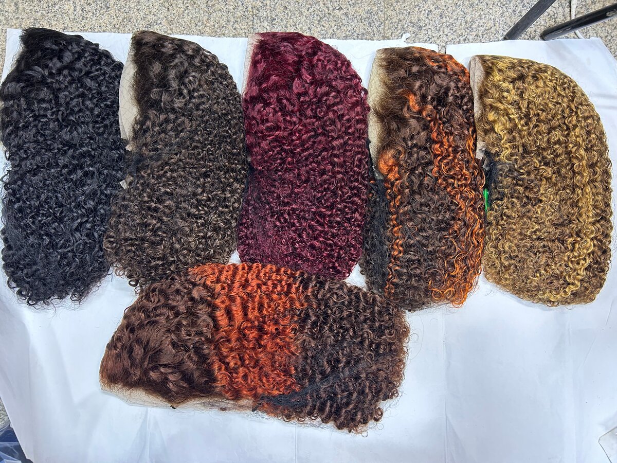 Perruque Bouclée en Dentelle Invisible