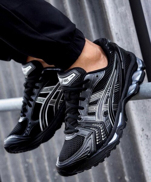 Chaussures de course noires ASICS