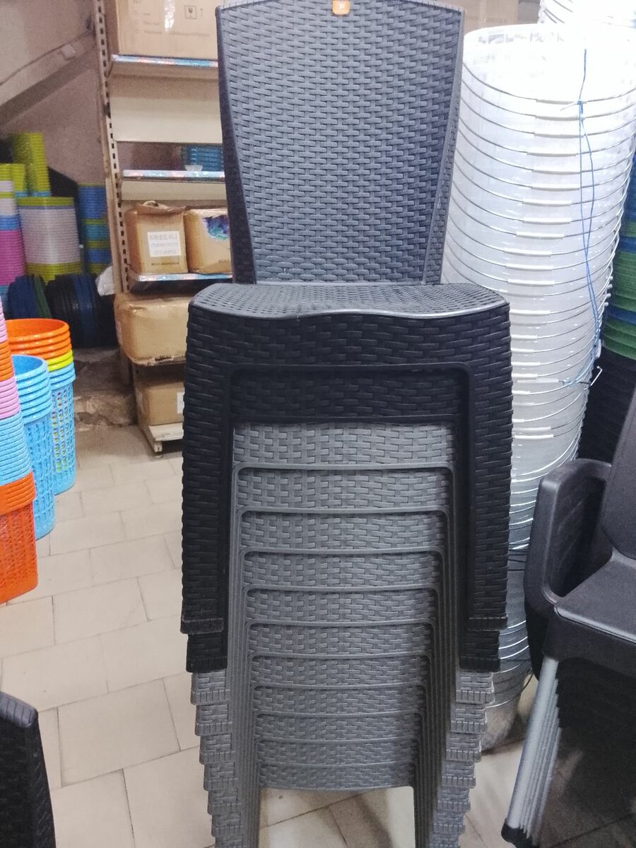 Chaise en plastique tressé