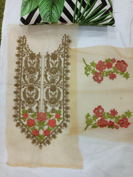 Neckline+bunches pair