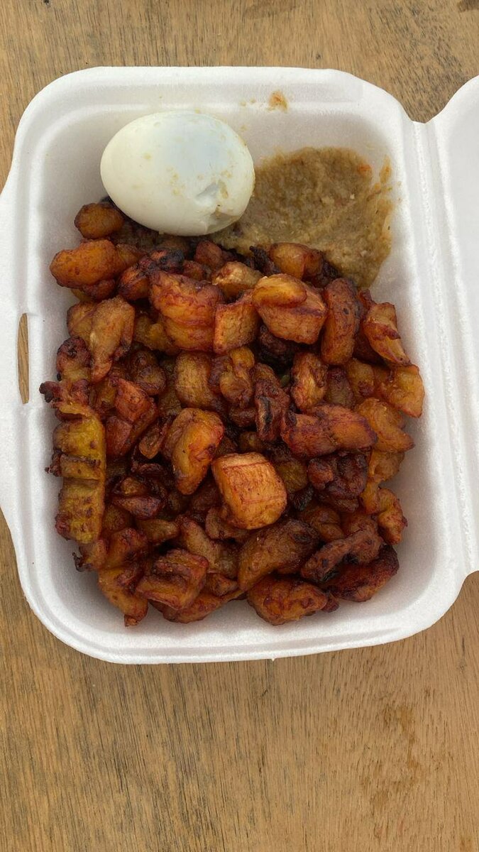 Alloco savoureux avec œuf